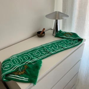 Halsduk - Hammarby  - Forza Bajen :) Supporterhalsduk med text Södermalm. Helt ny. 
