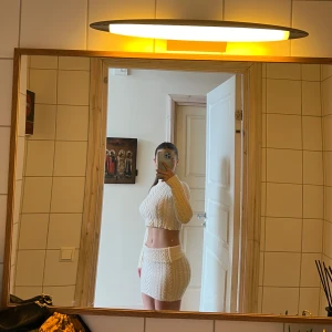 Stickad kjol och topp - Jättefin topp och kjol i stickat material, väldigt stretchiga och sköna. Man kan välja att vika ner kanten själv eller inte.