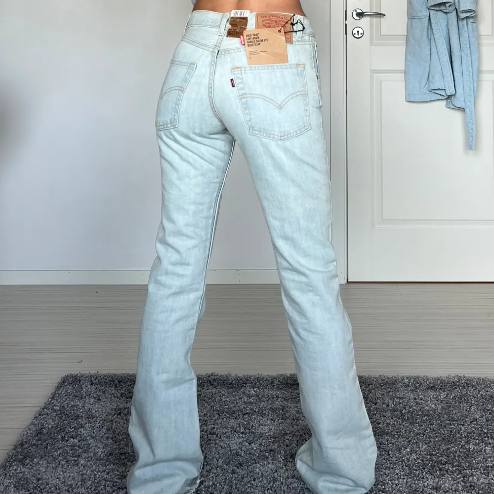 midjemått: 35cm rakt över, innerbenslängd: 83cm 💗 lappsr kvar. Jeans & Byxor.
