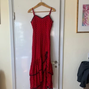 Långklänning🪴 - Skitball långklänning i prickigt mönster🪴har som  en lite slits med volanger och spets (se bild). Sitter så fint och är väldigt skönt men har aldrig riktigt använt den😅skriv för fler bilder eller frågor🪴🪴🪴öppen för prutning 