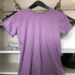 Lila t-shirt  - Fint använt skick. Anv Max 3 ggr. Strl M