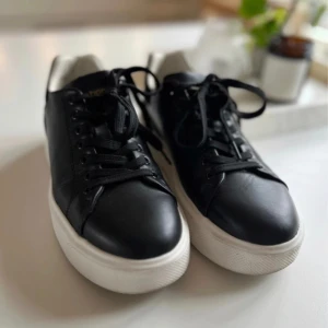 Snygga svarta sneakers - Snygga svarta skor som tyvärr inte passade mig. I princip nyskick, utan några skador eller fläckar