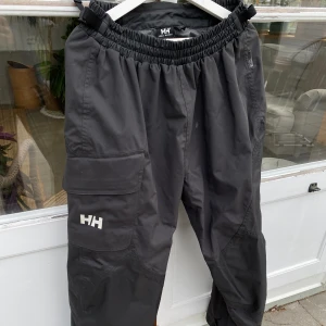 Helly Hansen överdragsbyxor  - Hej, säljer ett par överdragsbyxor från Helly Hansen. Används främst för segling men funkar utmärkt att åka skidor i också. Bra skick, inga defekter. Storlek L och true to Size, rymliga och bekväma. Hör av dig vid frågor. Pris kan diskuteras. 