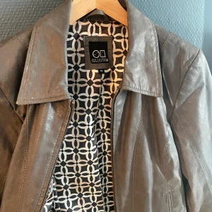 Grå skinnbomber jacka - Jätte snygg grå bomber jacka i skinn, det står stolek 42 men den känns mer som en 38! 