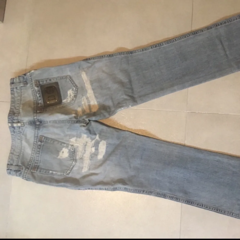 Skitsnygga DOLCE&GABBANA jeans med låg midja och coola revor🥰 total längd:103cm då Decartes avklippta, midja:37-39cm🥰. Jeans & Byxor.