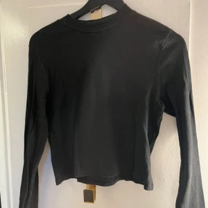 Tunn tröja - Säljer en svart vanlig kortare tröja. Ribbat mönster. Mindre i storlek