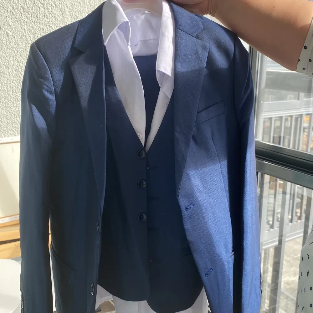 Jätte fin kostym 😍 Använd en gång ❤️ köpt för 300 säljer för 200. Storlek 10 år men passar även 8 och 9 år 😍Pris kan absolut diskuteras 💕. Tröjor & Koftor.