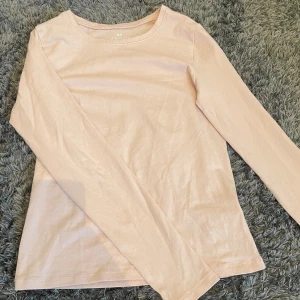 Basic slim ljusrosa tröja - Bra skick, mycket tunn och tajt men väldigt fin🩷nästan magtröja men mer som en vanlig tröja, den är ljusrosa fast det syns inte så bra på bilden XS/XSS 