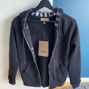Burberry Hoodie - Säljer nu denna feta Burberry Hoodie💥 Helt ny, säljer då den är för liten. Är villig att gå ner i pris vid smidig affär!🤩  Hör av er vid funderingar 