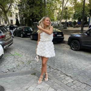 Sommardröm - Säljer denna helt magiska klänningen från Lovisa Wallins senaste kollektion för NAKD. den ser och känns så lyxig! 🤍 tänk denna till sommaren eller midsommar 🤭 Tillhörande band kan knytas både fram- och baktill. Helt ny lappar kvar! Nypris 799