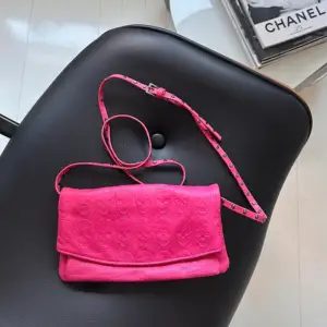 Cool rosa väska i fint skick🫶🏼