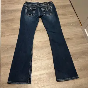 SUPER snygga miss me jeans i boot modell som är bootcut 🤩 Jeansen är i princip som ny förutom att det är lite skador längst ner (se sista bild) Midjemått raktöver är 38 cm och innerbenlängd är 82cm💐