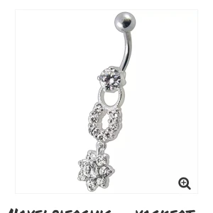 Navel piercing  - Navelpercing från India , jag har ta bort blomman som hängde på första bild för att jag brukar hänga olika saker istället 💕🤩 
