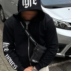 Special designad kofta - Ny med prislapp. Fint skick, finns i alla storlekar, märket heter ”lyfe-live yours”. Jättehög kvalitet. Och för ett bra pris.