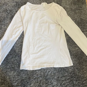 Basic vit tröja - Bra skick! För liten för mig, den är storlek S🩷skönt material! Tunn så jätte bra till sommaren  