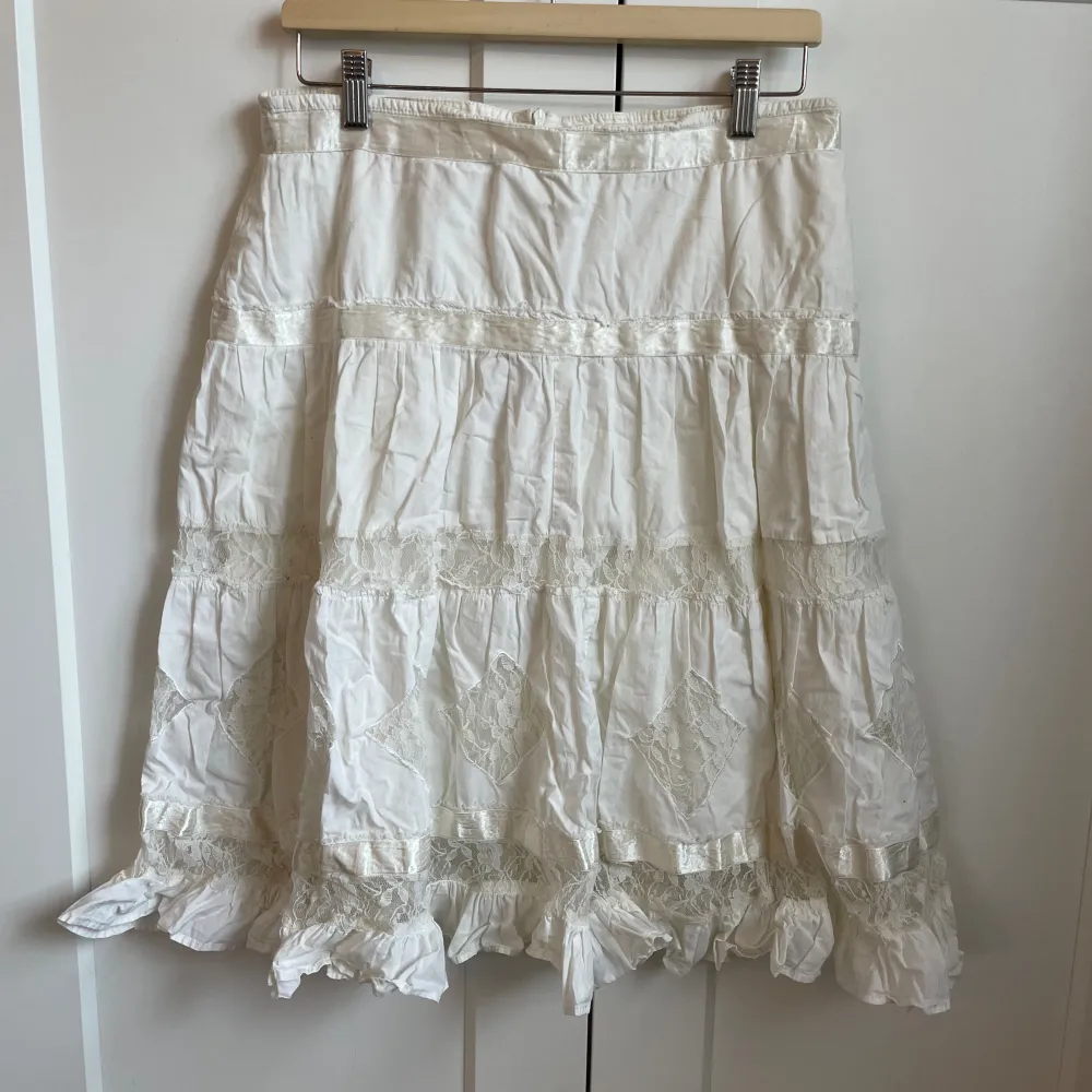 Fin mellenlång vit volang kjol i mycket bra kvalitet🥰. Perfekt nu till sommaren😍.  Midjemått rakt över:39cm. Kjolar.