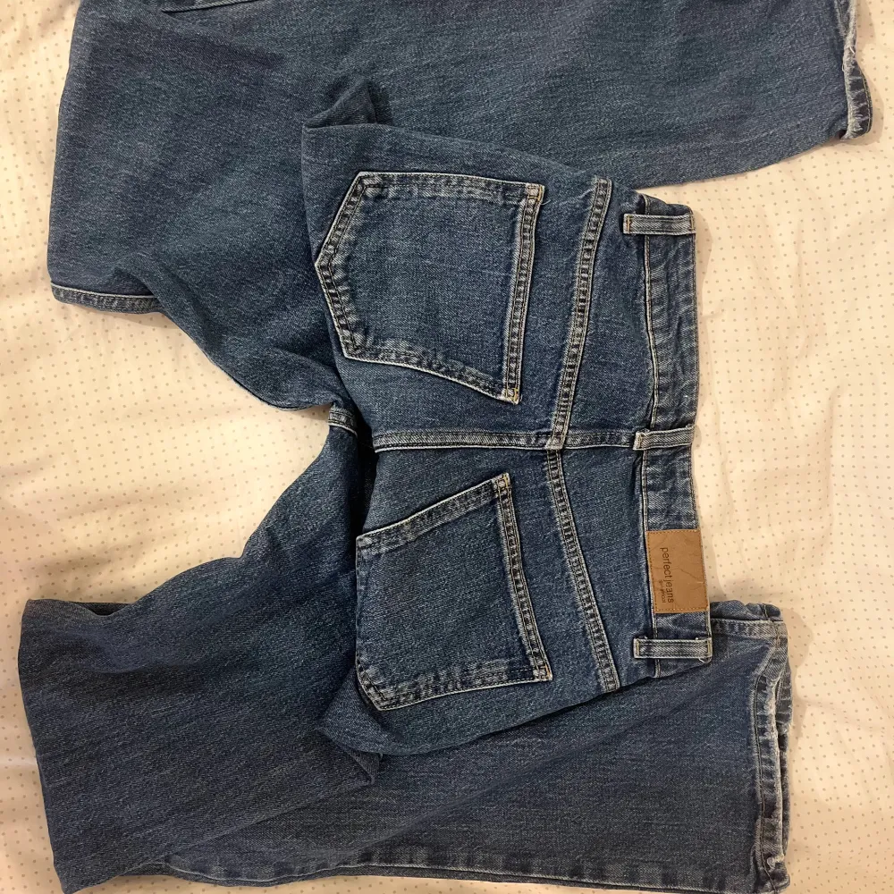 Snygga jeans i jättebra skick! Mid/low waist och bootcut. Skriv för mått och bilder. . Jeans & Byxor.