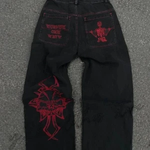 Y2k jeans - Kolla min profil för fler byxor Köpte för ett tag sen har dock inte den här klädstilen längre så säljer vidare. Skriv privat för måtten och andra frågor💕försöker svara snabbt! 