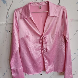 Blus/Skjorta - Jättefin blus från Nelly!  Använd få gånger.