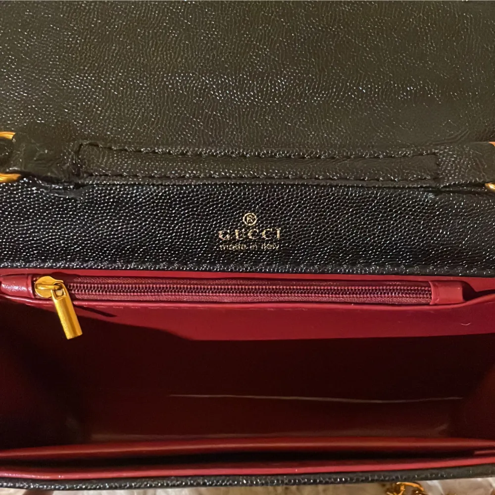 Gucci väska i fint skick, knappt använd och har inga märken. Jättefin vardagligen och till fest . Väskor.