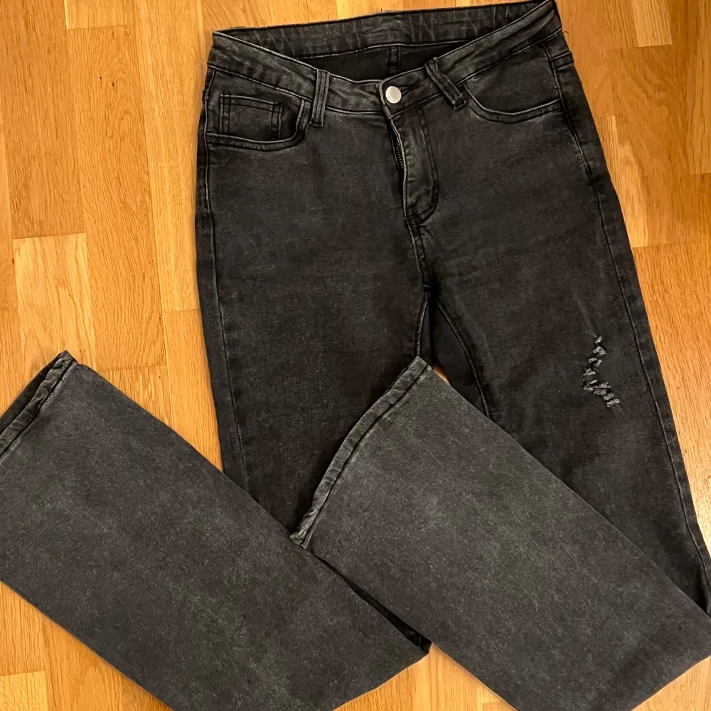 Lågmidjade jeans från SHEIN i storlek 34. Använda ett fåtal gånger. Pris: 120kr. Jeans & Byxor.