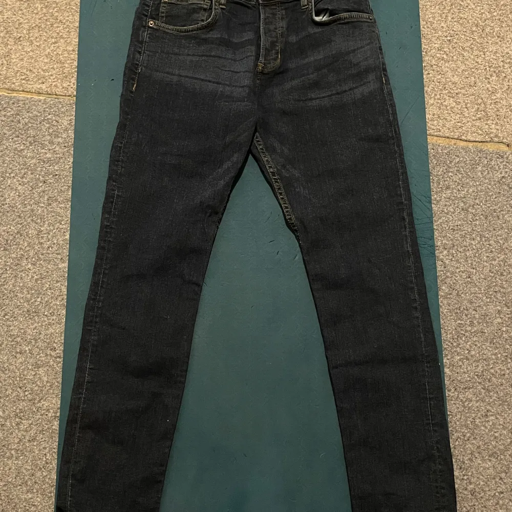 Längd 32 bred 30. Helt nya inte använts någon gång. Säljer pågrund av felköp. Jeans & Byxor.