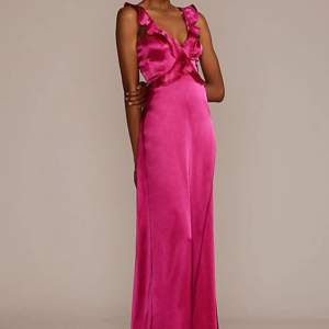 Otroligt fin satin klänning med volanger, perfekt till bal eller liknande. Klänningen är helt ny med prislapp kvar!💕