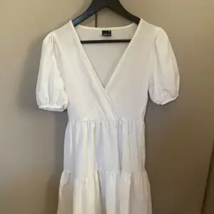 Fin klänning från Gina tricot som inte kommer till användning. Har ett litet hål på sidan men inget som syns🤍