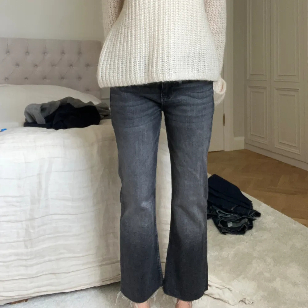 Typ oanvända lågmidjade croppade Zara jeans! Perfekta till allt och Såå snygga på sommaren🩷. Jeans & Byxor.