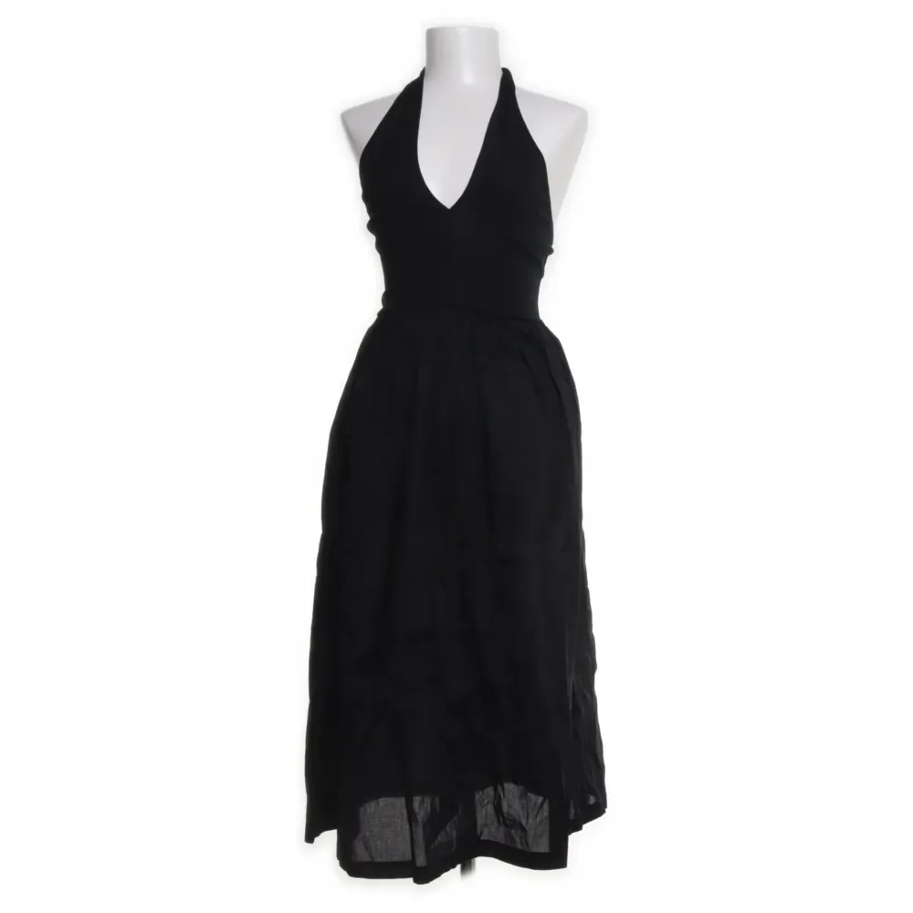 En fin svart klänning från zara, aldrig använd.. Klänningar.