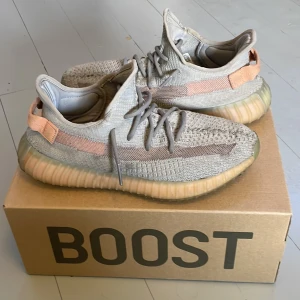 Yeezy boost 350 V2 TRFRM - Säljer mina äkta yeezy boost 350 trfrm  Skick: 8/10 sluan är ganska smutsig annars nyskick och riktig sköna på fötterna  Nypris: 5000kr  Kvitto+box finns Var inte rädd för att ställa frågor  (Pris kan diskuteras, öppen för byten)