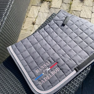 Hannas sadelbod schabrak😍 - Stl: cob Skick: som ny Sort: hopp Nypris:1499kr Mitt pris: 499kr (Kontakta gärna innan köp nu)❤️