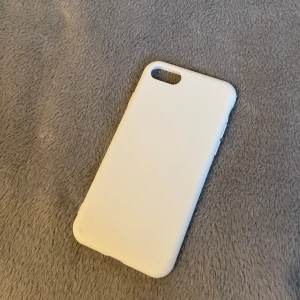 Vitt iPhone skal - iPhone skal, det står att det ska passa till både iPhone SE 2020 och nya iPhone SE. Har provat det på min iPhone SE och det passade på den. Aldrig använt det. Säljer flera mobilskal, köper du fler får du det billigare.