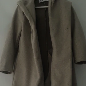 Beige kappa  - Medellång beige kappa ifrån zara  Med eller utan band Nyskick 
