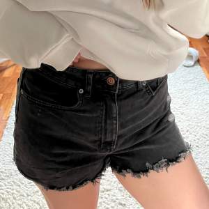 gråa jeansshorts som knappt blivit använda, strl 38, 75kr