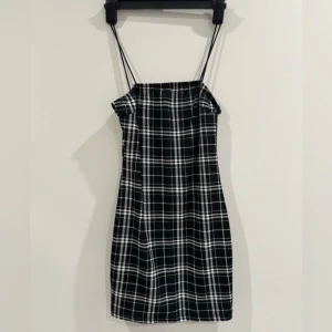 Emo klänning - Rutig, ganska tajt klänning i svart vitt. 