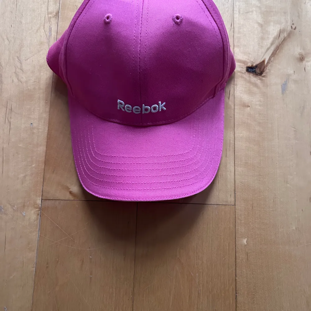 Pink / rosa keps från rebook . Accessoarer.