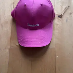 Pink / rosa keps från rebook 
