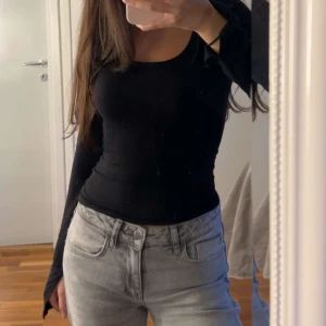 Svart top med slits🖤  - Jätte fin svart top med slits på sidan, från Gina Tricot 🖤 använd endast 1-2 gånger, i väldigt fint skick (pris kan diskuteras)