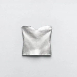 Silvrig tubtop - Säljer denna silvriga tubtopp ifrån zara i storlek M men som sitter mer som S