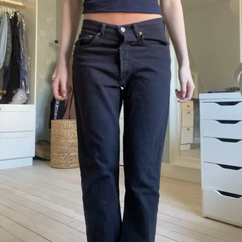 fina levi’s jeans i bra skick. Modellen är ”501”. Innerbenslängden är 71cm och midjan är 37cm tvärs över. Är i perfekt skick och sitter bra på mig som är 161cm💓. Jeans & Byxor.