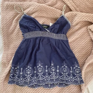 Somrigt linne - Jättegulligt somrigt linne med unikt mönster nedtill! Storlek M men omsydd så den passar storlek S. Vid frågor skriv gärna i DM 💗