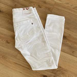 Tjena säljer nu mina vita Dondup jeans i storlek 31, skicket är väldigt bra och bara använda ett fåtal gånger.