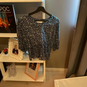 blommig kjol och blus  - blommig kjol och blus i väldigt fint skick. använd ett fåtal gånger. 