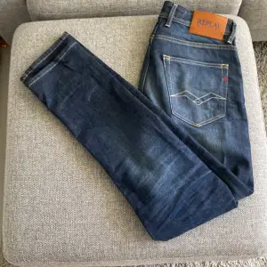 Ett par feta Replay Blue Jeans. I storlek W28 L32. Köpte dessa för 1 månad sedan på Reaplay.com för 1400kr inga skador eller skadade sömmar.