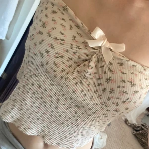 blommig tube top - Fint skick men något ojämn i sömmarna 🎀