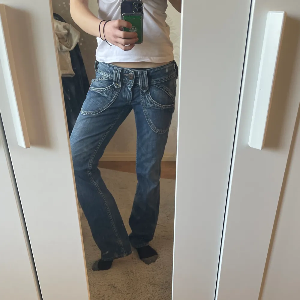 Säljer dessa super fina lågmidjade jeansen från Pepe jeans! Jättebra skick, använda ett fåtal gånger💕 säljer för att de är lite stora!. Jeans & Byxor.