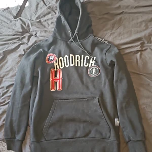 Hoodrish hoodie - Säljer min hoodrish hoodie då den bara samlar dam i garderoben och aldrig kommer till användning längre hyfsat bra skick men har varit med länge