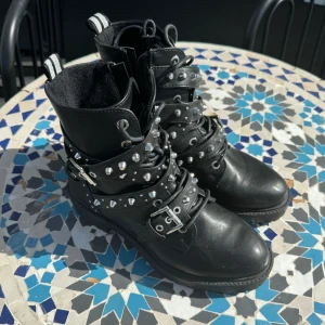 Boots/Kängor Bull Boxer - Så fina kängor/Boots från Bull Boxer med nitar. Så coola men kommer tyvärr en till användning. Storlek 38. Nypris ca 1000kr