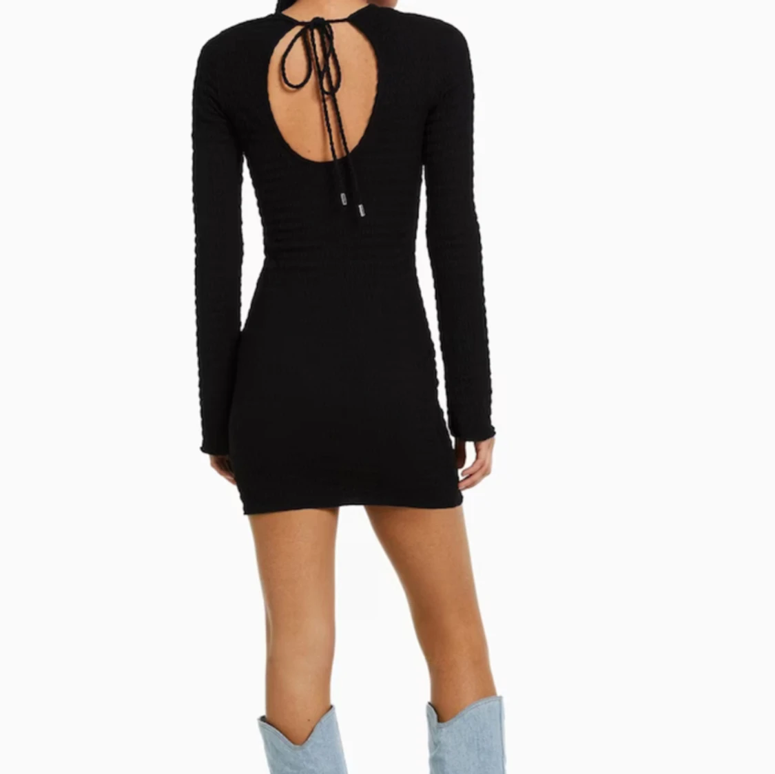 Klänning med öppenrygg